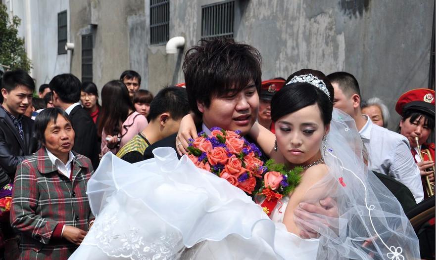 农村结婚新娘刚下车, 婆婆发疯一样扇她一掌, 新娘含泪独自离开