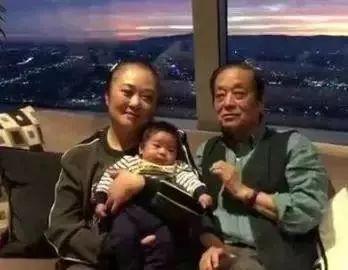 老来得子:郭德纲42岁生二胎,黎明52岁生娃,都输