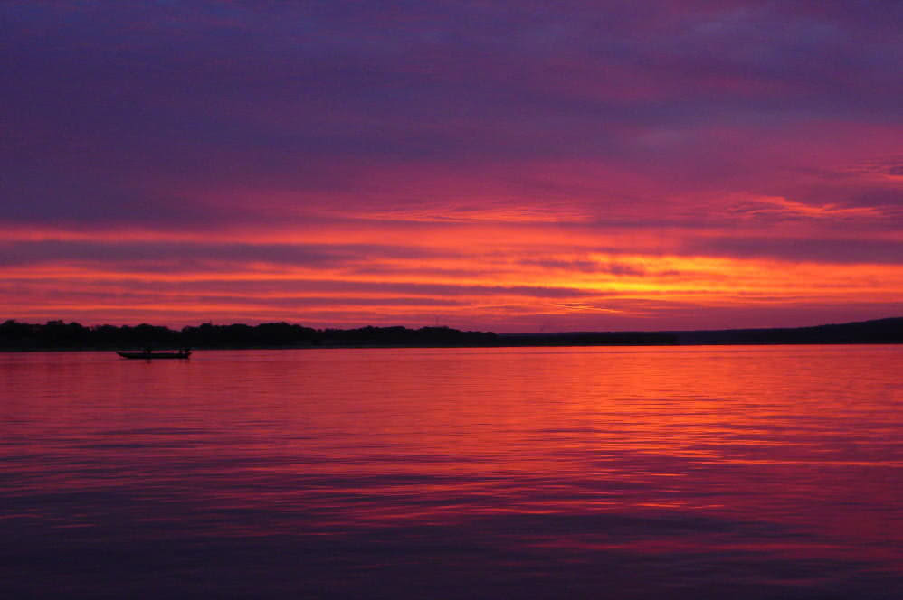 睡懒觉的城市,凌晨三点出太阳,满街都是邻国美女