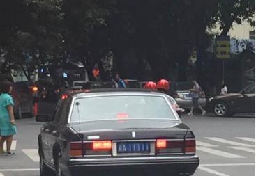 路遇五连1的老皇冠, 靠近看清车标吓出一身冷汗!