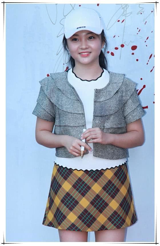 林妙可160,关晓彤173,同穿短裙,看到美腿原谅