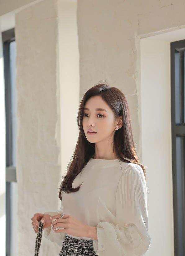 孙允珠黑白混织荷叶裙搭配简约象牙白套头针织