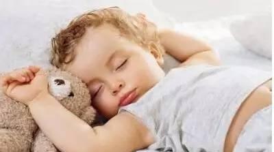 宝宝睡觉为什么总是“举手投降”状?