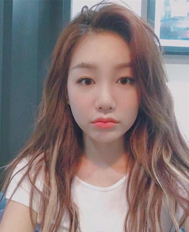 火箭少女101徐梦洁短发自拍，夏天就应该剪这种清新的少女刘海