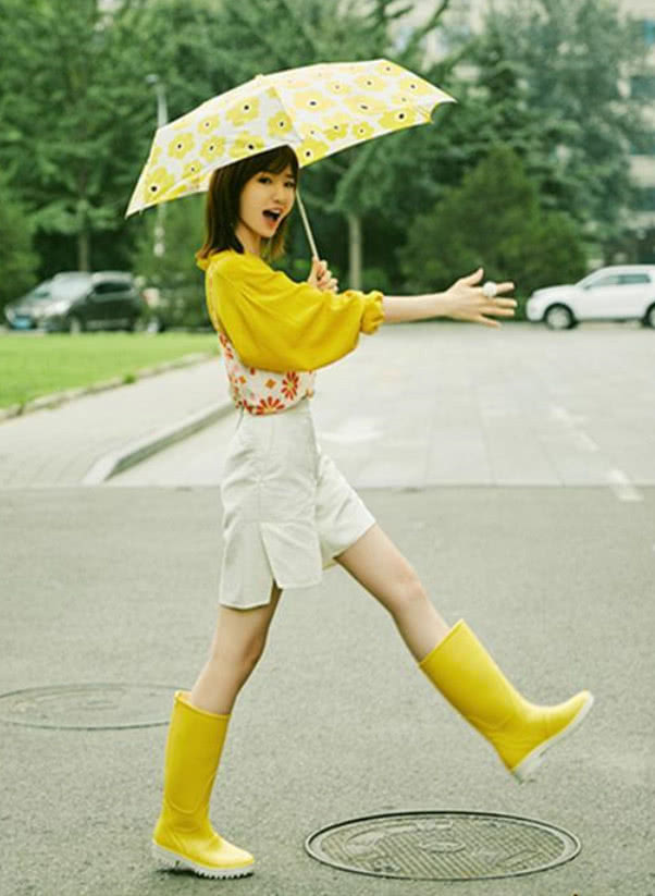 毛晓彤厉害了,穿黄衣配白裤活力十足,美的人穿雨靴都时尚!