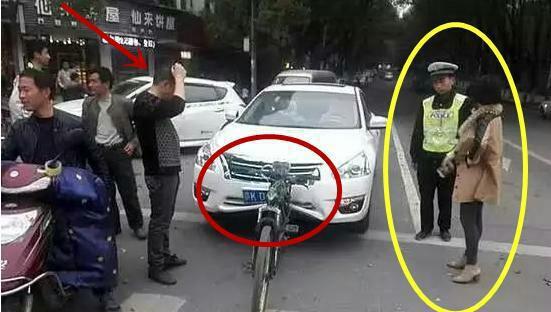 女司机开天籁撞上自行车, 看车损后想找地缝钻!