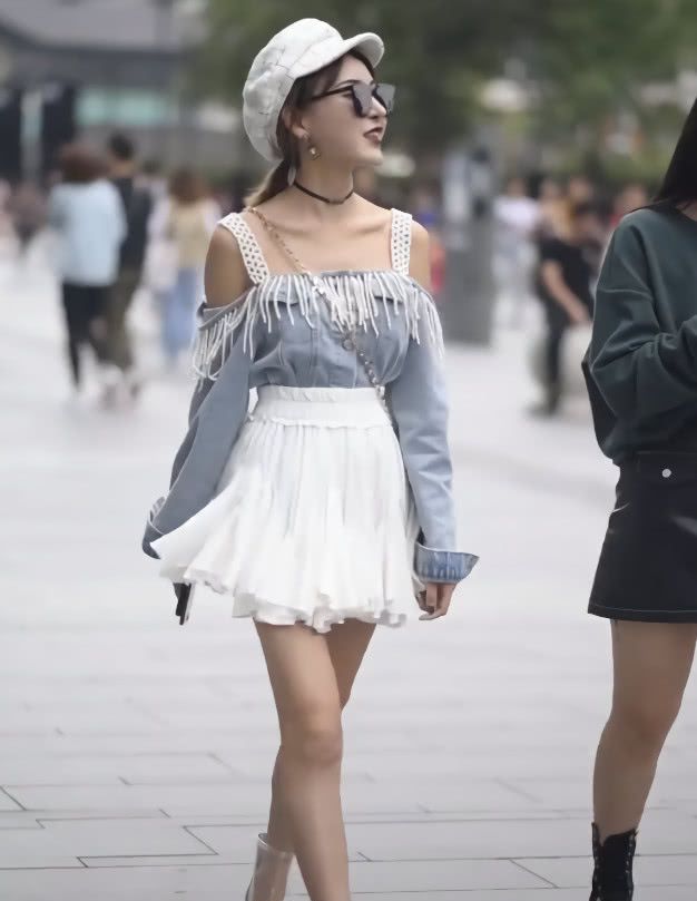 这种纸巾裤绝了,连抖音美女都驾驭不了,穿上