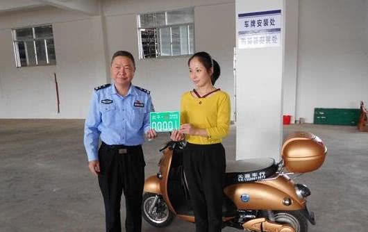 注意,从11月起,电动自行车也得上牌照了,不合规