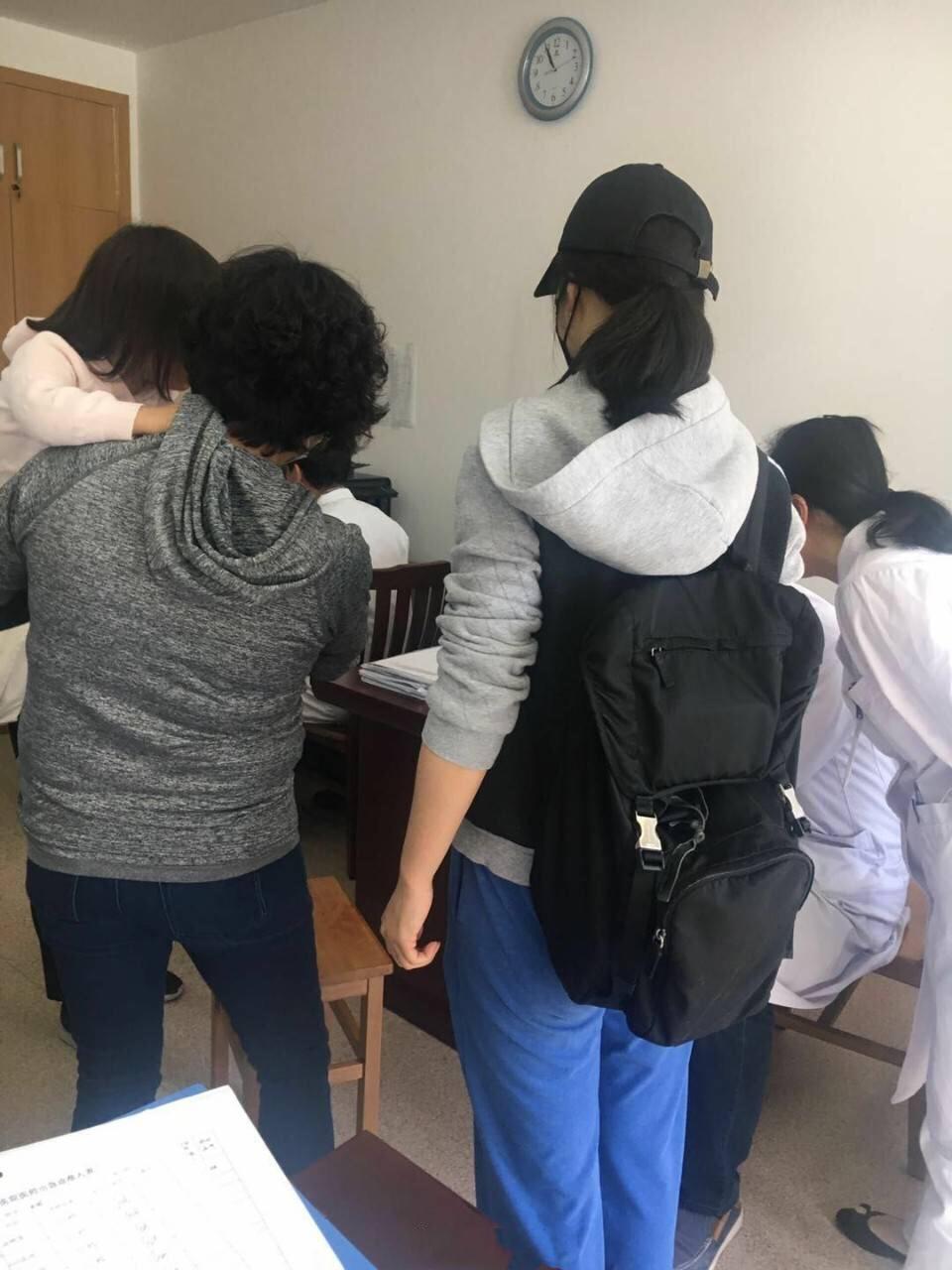 汤唯女儿正脸首曝光 带女儿去看小学老师实现承诺 长腿基因强大