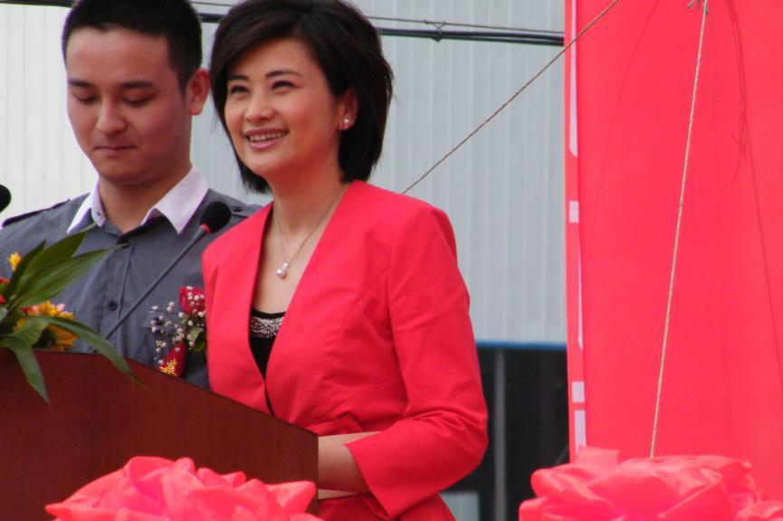 她是著名美女主持人，嫁给大25岁老公，如今51岁被宠成公主！