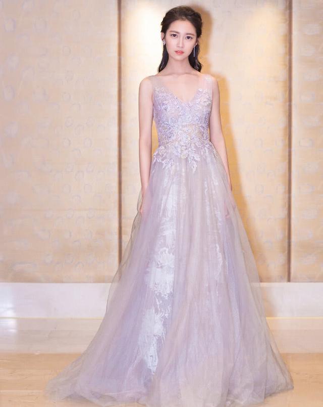 赵敏扮演者陈钰琪亮相,穿搭朴素却显气质,有点