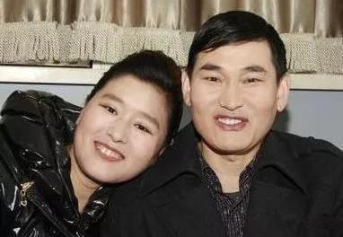 大衣嫂现在为什么浓妆艳抹了?大衣哥的6张图片告诉你原因