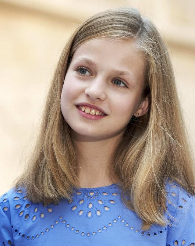 西班牙两位小公主去度假,清新活泼有朝气,未来女王赢在鼻梁