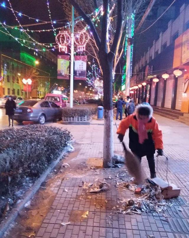 除夕夜的最后坚守——致敬，那寒风中那一抹橘色的“黄玫瑰”！