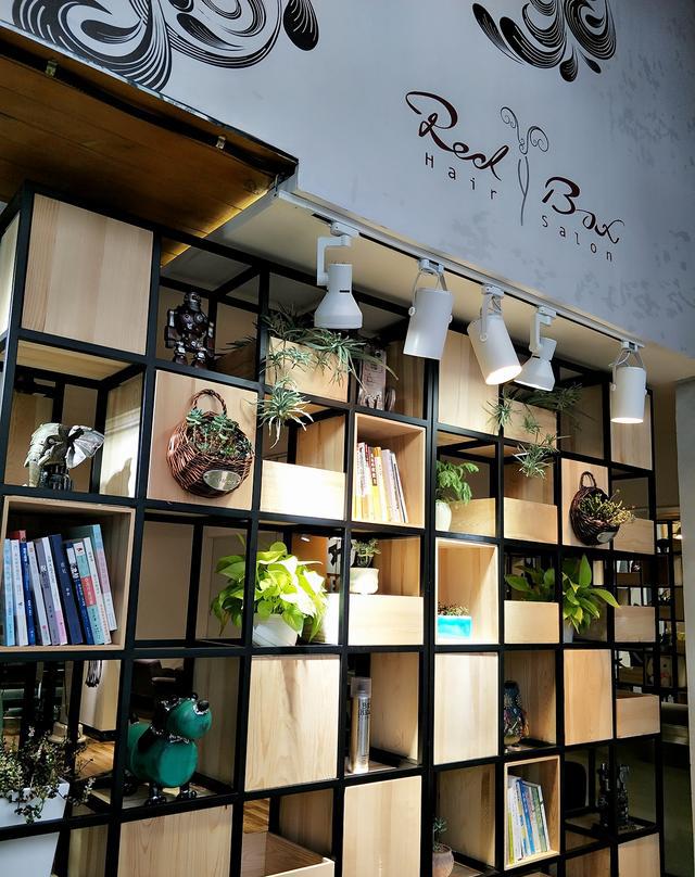 头发有自然卷沙发且因烫染而形成极度受损蓬松