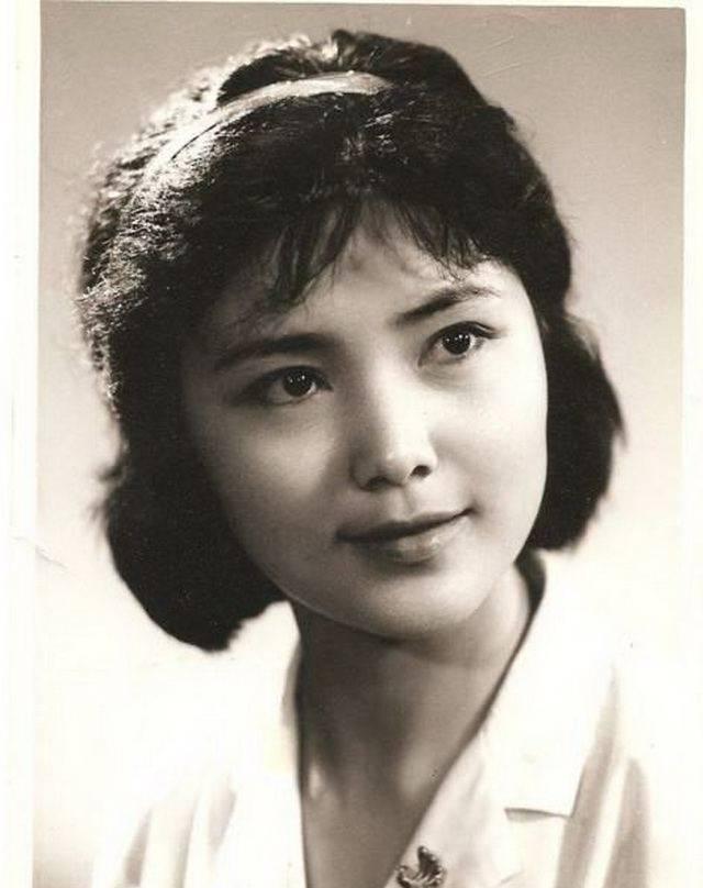 演《红牡丹》走红, 丈夫为她一夜白头, 如今63岁气质胜过刘晓庆