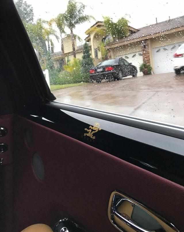 有这样的装逼吗? 晒出这样的豪车照片, 车主到底怎么想的