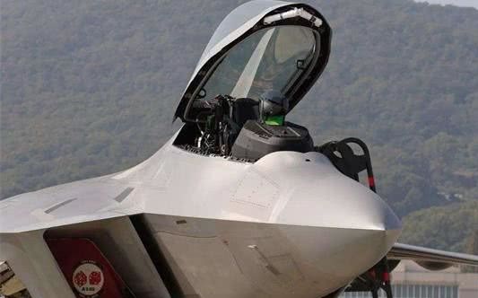 F22真的是温室花朵?看看歼20的机库,这对比真