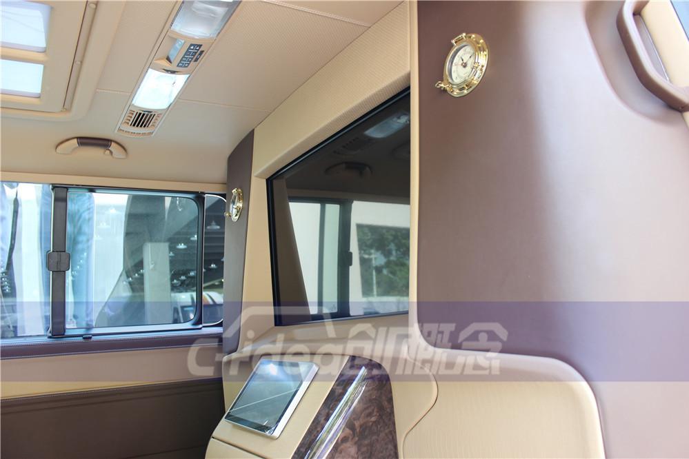 实拍！大众凯路威改装内饰，铺设豪华木地板