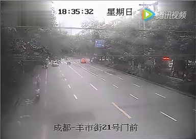 成都最牛克隆出租车，车头顶交警狂奔百余米！