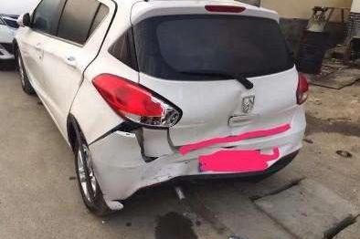 便宜没好货, 追尾2次烂成渣, 车主: 再也不敢买!