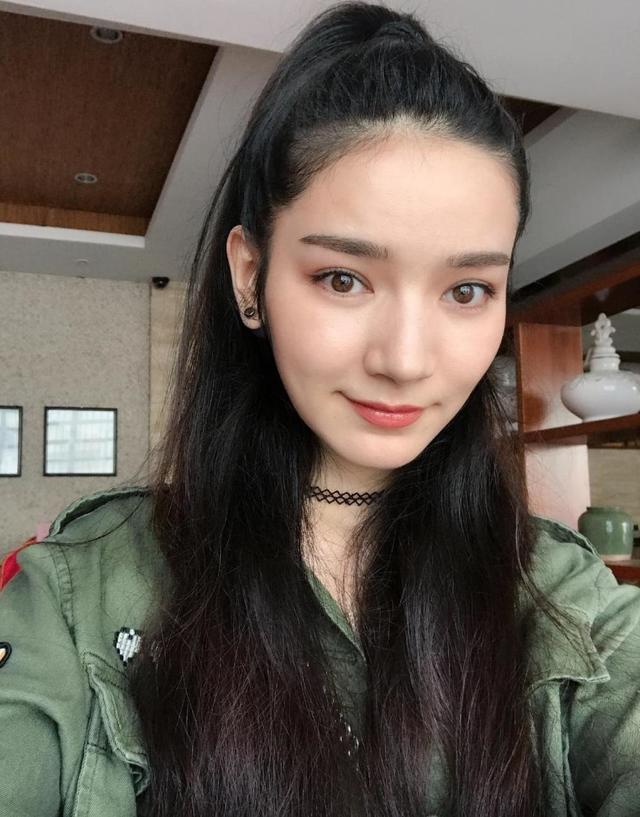 颜值超越迪丽热巴 杨幂又签了一个异域风格的少女