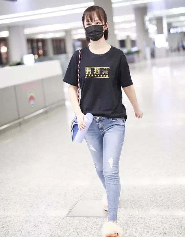 杨紫分手后首现身,眼睛红红像哭过一样,看来这