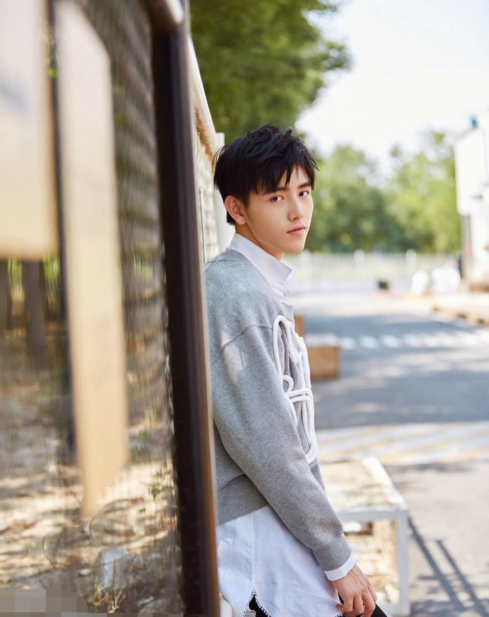 陈飞宇街拍大片, 长款衬衫短卫衣搭小黑裤乖巧