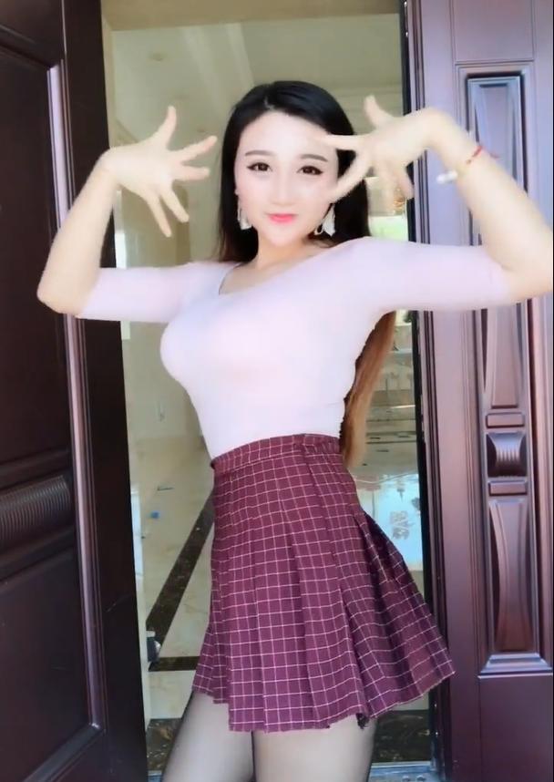 20多岁的网红美女主播,a字裙跳舞,楚楚动人