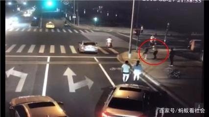 昆山反杀案: 电动车主可能构成特殊正当防卫?