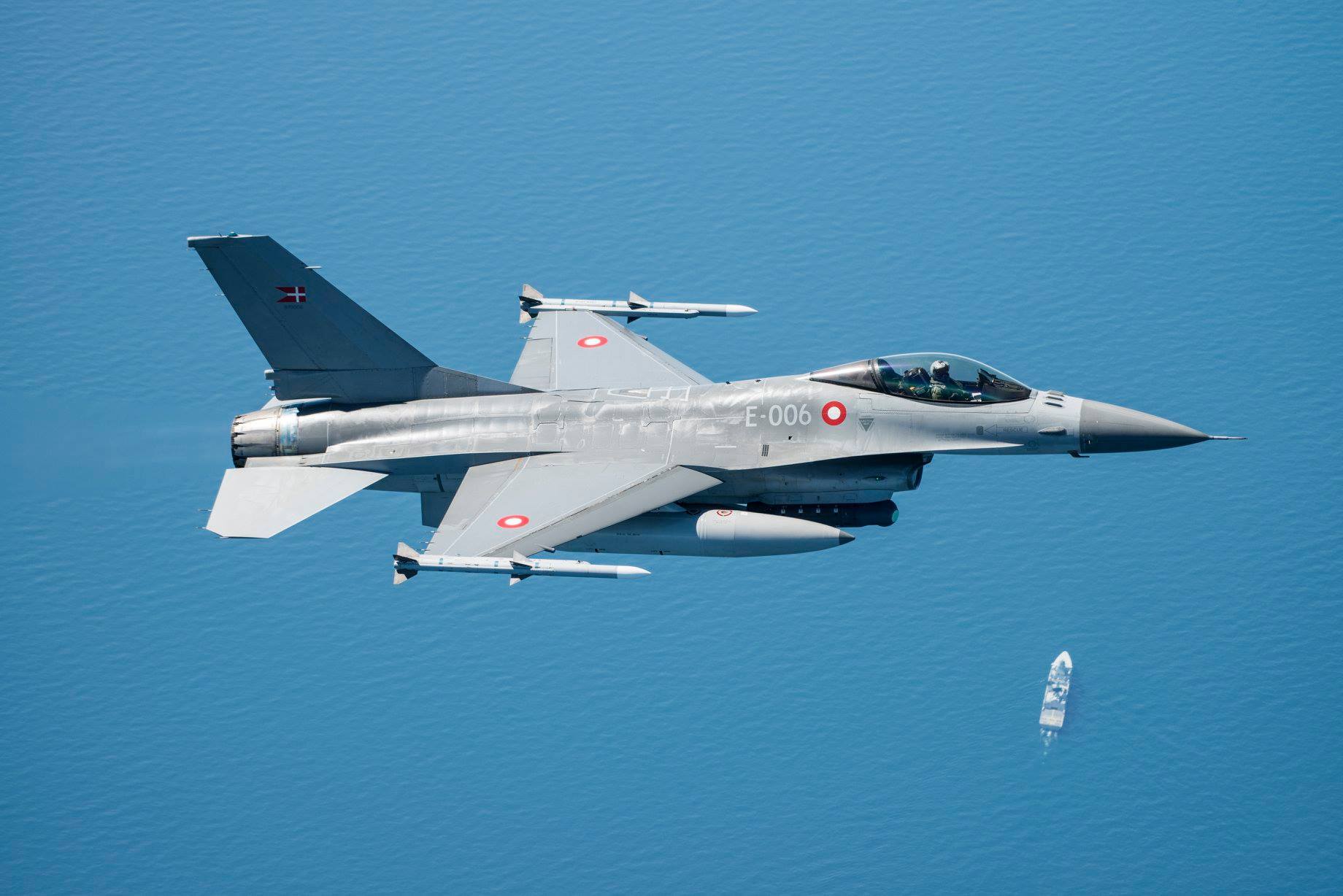 一架丹麦皇家空军的f-16am发射aim-9空对空导弹射击空靶