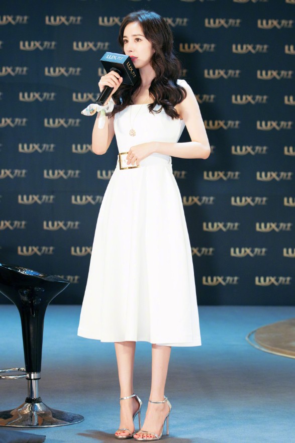 杨幂失策了,穿10cm高跟鞋却矮了20cm,还不如穿平底鞋呢!