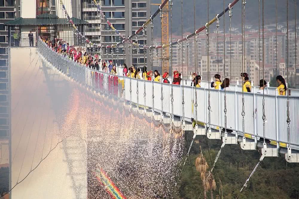 东莞龙凤山庄3D玻璃桥完美升级,刺激又好玩,你