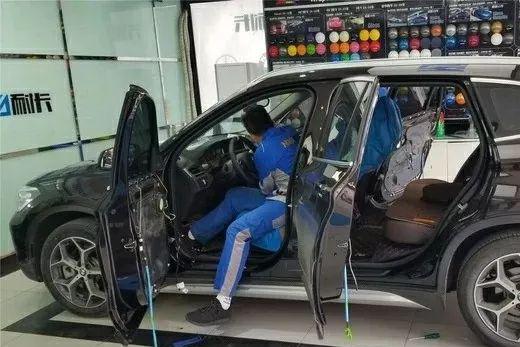 车内没氛围灯女友都不搭理你 老宝马X1耗时十小时改夜总会风格