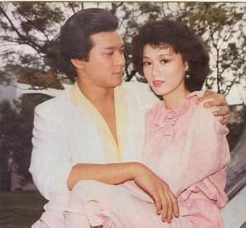 57岁黄日华全家照,女儿随妈年轻漂亮,曾感言亏