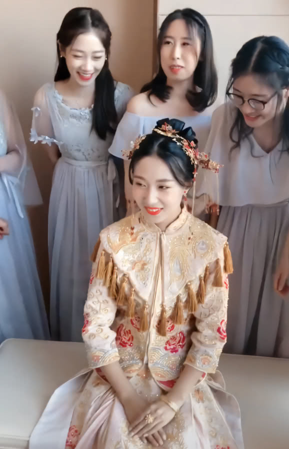 一美女婚礼上,有位穿不起眼伴娘服的小姐姐却火了,网友:好漂亮