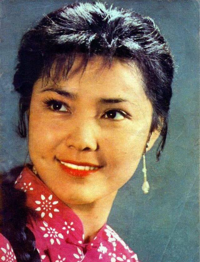 演《红牡丹》走红, 丈夫为她一夜白头, 如今63岁气质胜过刘晓庆