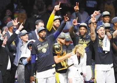 勇士队夺冠后，为什么库里和杜兰特都不愿意坐汤普森的车？