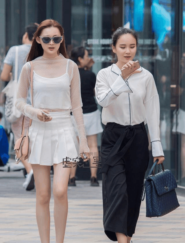 街拍: 成都街头的超短裤、超短裤美女, 个个身材火辣