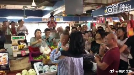 网友偶遇谢娜买菜,原来是在录制综艺节目,娜姐