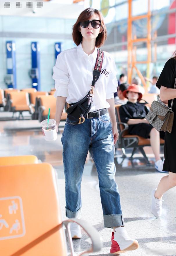 王丽坤真会"装!白色衬衫搭配牛仔裤,33岁愣是穿成18岁少女!