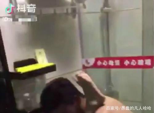 抖音劲爆视频？男女在卫生间马桶上忘情大战，画面清晰少儿不宜