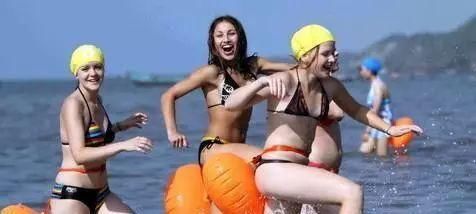 这个沙滩美女很多，随处可见俄罗斯比基尼美女，绝对是视觉盛宴！