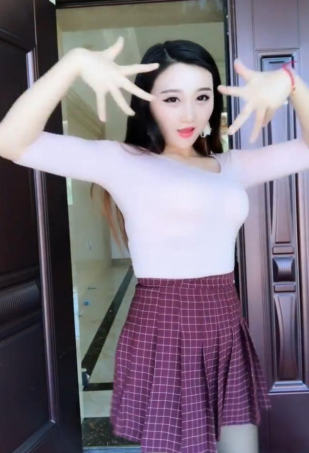 20多岁的网红美女主播,a字裙跳舞,楚楚动人