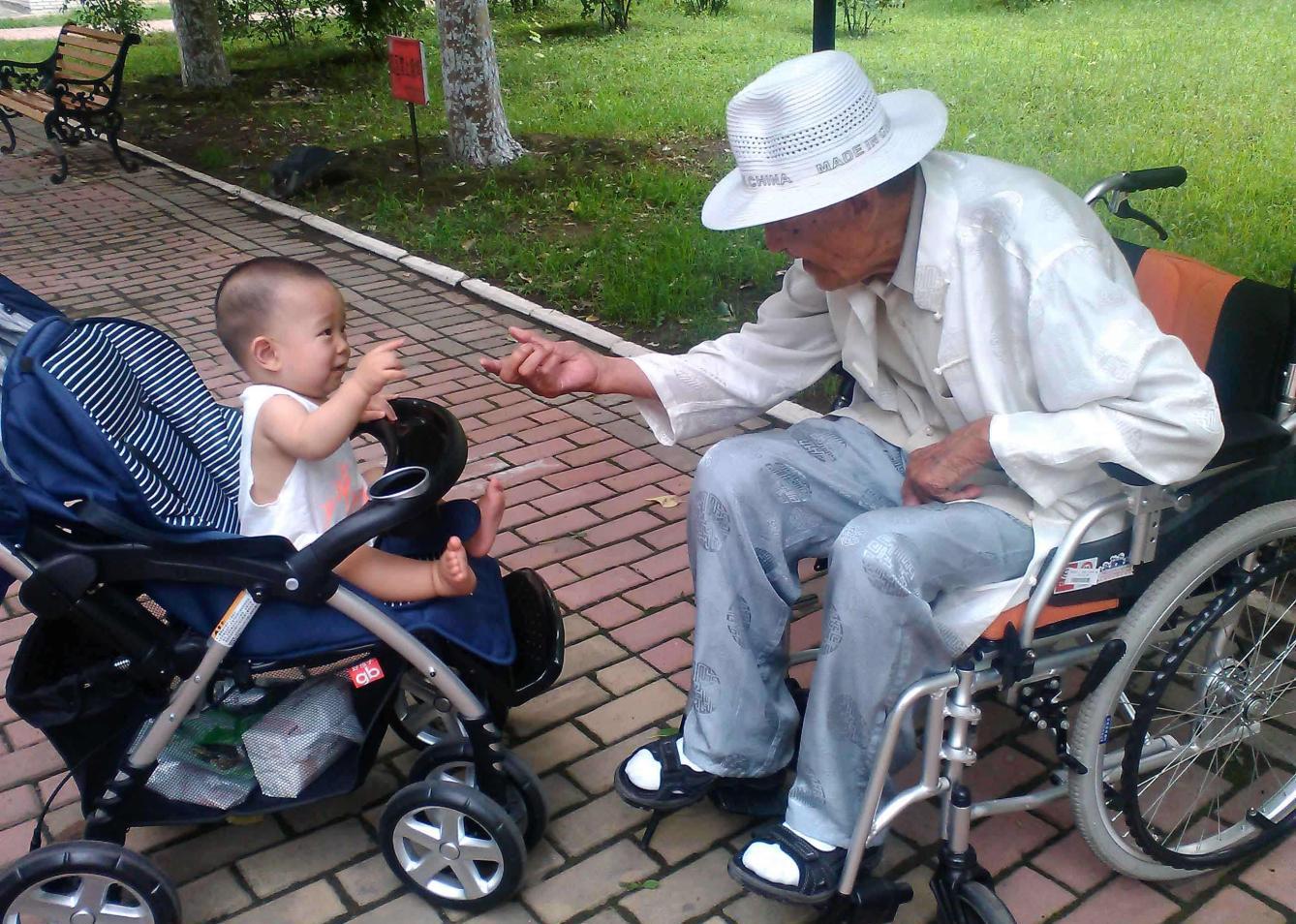 八张老人带小孩图片, 每一张都让人感动落泪, 你呢?