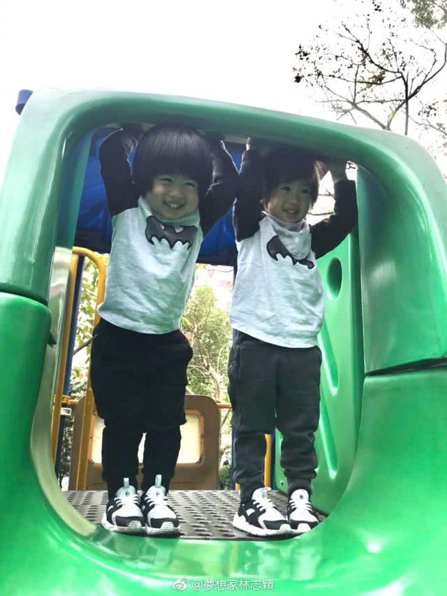 林志颖晒双胞胎儿子背唐诗，老三乖巧背诗，比老二聪明太多！