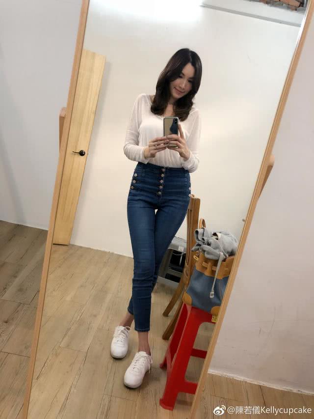 林志颖晒双胞胎儿子背唐诗，老三乖巧背诗，比老二聪明太多！