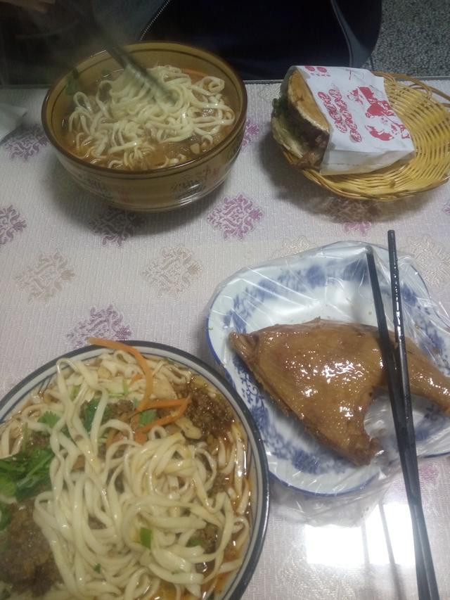 我在公司里面基本上顿顿都可以吃一个大鸡腿,有时候不想吃饭,还可以吃