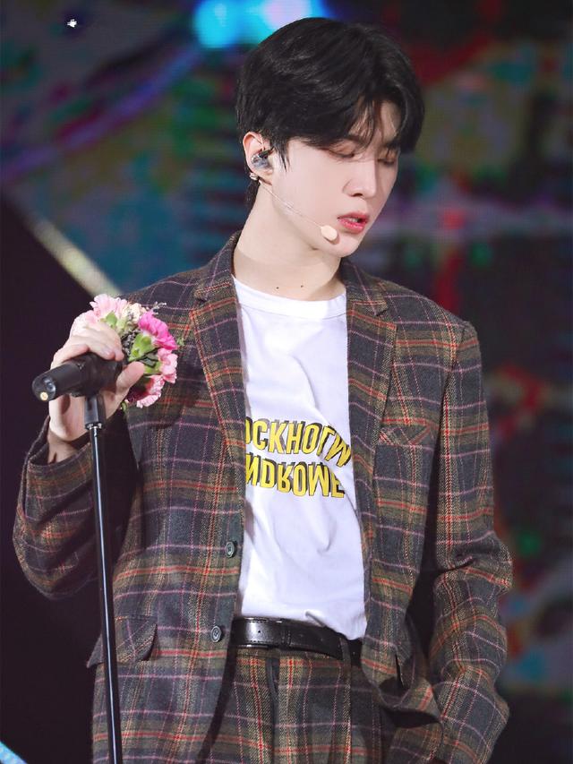 有颜就是任性,范丞丞运动裤配大拖鞋居然也好