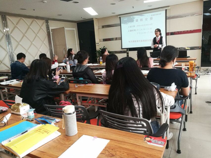 除了考试,还有哪些途径能成为一名公务员?